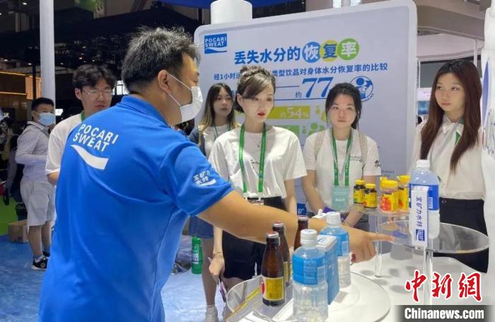 4月14日，港籍學生赴瓊交流考察團走進第三屆中國國際消費品博覽會觀展?！『Ｄ细郯那嗄陝?chuàng)新創(chuàng)業(yè)服務中心供圖