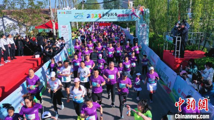 圖為4月16日，河北省香河縣蔣辛屯鎮(zhèn)第二屆“鄉(xiāng)約潮白”半程馬拉松比賽起點。(無人機照片) 單薊 攝