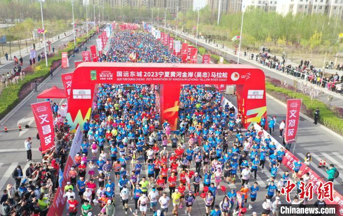 參賽選手沖出起點?！∮诰?攝