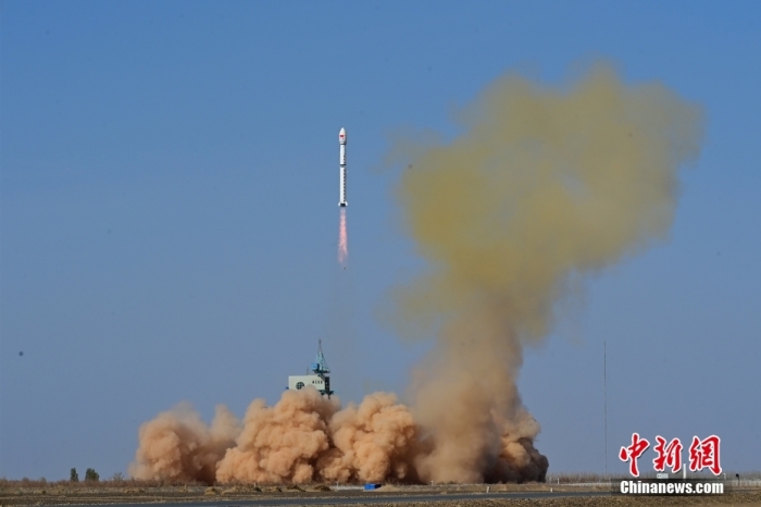 北京時間4月16日9時36分，中國在酒泉衛(wèi)星發(fā)射中心使用長征四號乙運載火箭，成功將風(fēng)云三號07星發(fā)射升空，衛(wèi)星順利進入預(yù)定軌道，發(fā)射任務(wù)獲得圓滿成功。該衛(wèi)星主要為氣象預(yù)報預(yù)測、防災(zāi)減災(zāi)、氣候變化應(yīng)對和生態(tài)文明建設(shè)等領(lǐng)域提供更優(yōu)質(zhì)服務(wù)。

此次任務(wù)是長征系列運載火箭的第471次飛行。汪江波 攝