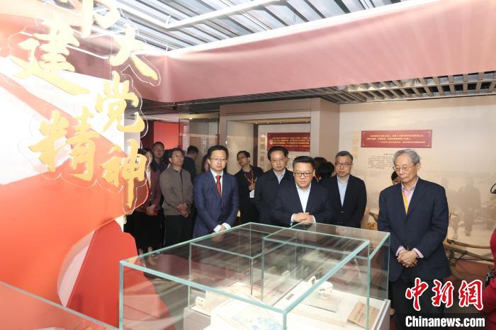 “精神之路——中國共產(chǎn)黨人偉大精神文物史料專題展”在中共一大紀念館專題展廳開幕?！≈泄惨淮蠹o念館供圖