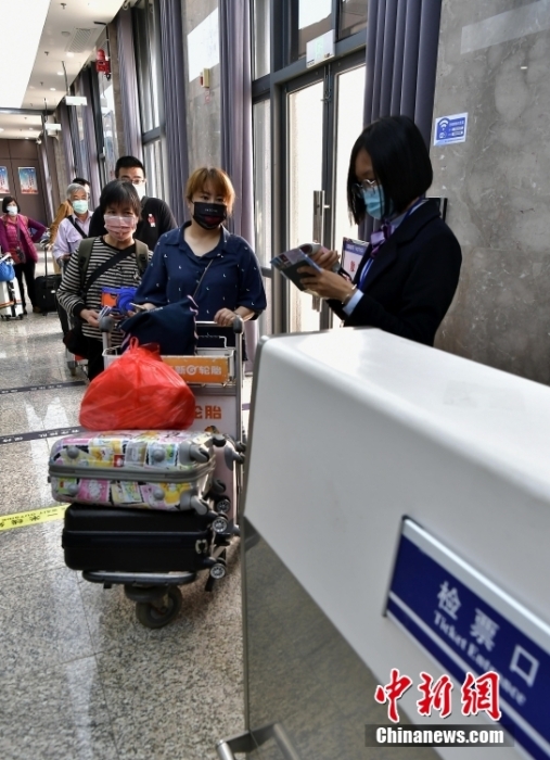 4月17日，廈門出入境邊防檢查總站披露，截至4月17日0時(shí)，累計(jì)驗(yàn)放客輪近600艘次，查驗(yàn)出入境旅客4.95萬(wàn)余人次，開通“兩岸生命救助綠色通道”5次。<a target='_blank' href='/'>中新社</a>記者 張斌 攝