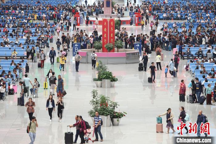 資料圖：貴陽北站候車廳?！■暮陚?攝