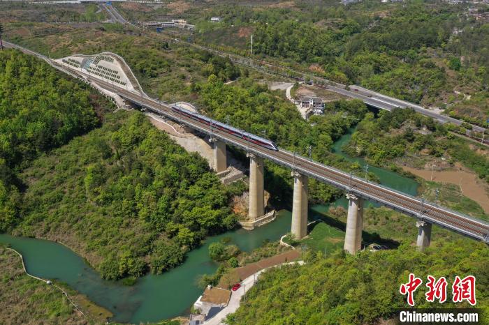 圖為行駛在貴州境內(nèi)的高鐵?！■暮陚?攝