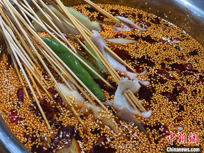 圖為明媛熙拍攝的樂山缽缽雞美食圖片?！∈茉L者供圖