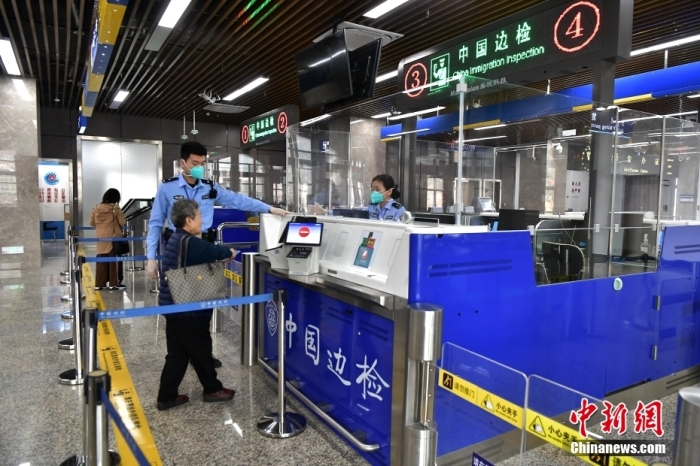 4月17日，搭乘福州連江黃岐—馬祖航線到馬祖的臺胞在辦理相關(guān)手續(xù)。<a target='_blank' href='/'>中新社</a>記者 張斌 攝