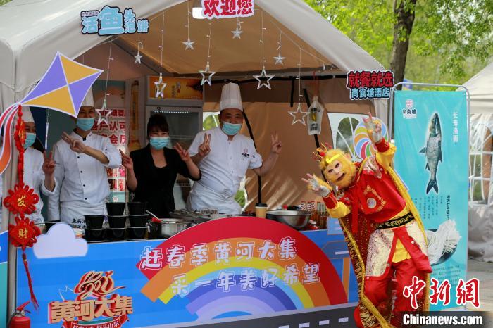 參展商家扮成孫悟空招攬顧客?！×籂?攝