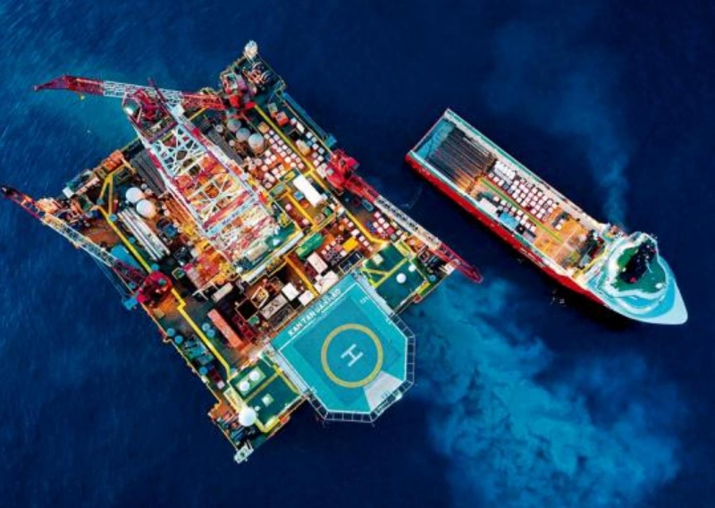 （圖3）正在南海北部海域進行鉆探作業(yè)的勘探三號鉆井平臺和為其運送物資的拖船（2020年7月29日攝） 蒲曉旭攝《瞭望》