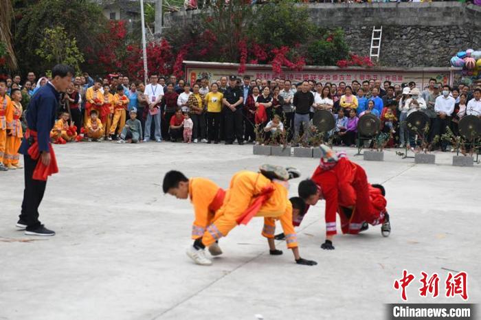 圖為壯族敬牛節(jié)特色文體活動(dòng)?！×趾?攝