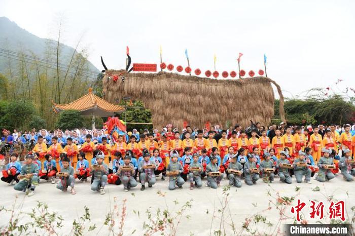 圖為參加活動(dòng)人員合影留念?！×趾?攝