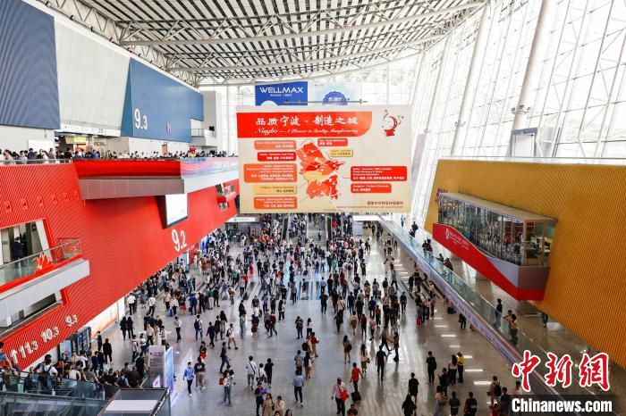 廣交會(huì)現(xiàn)場(chǎng)人流如織?！≌憬∩虅?wù)廳 供圖