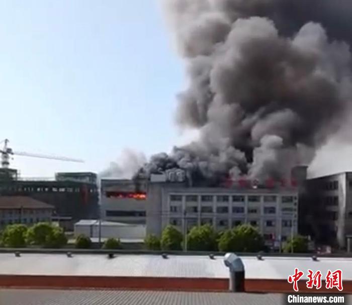 4月17日廠房起火現(xiàn)場?！＄娦?攝
