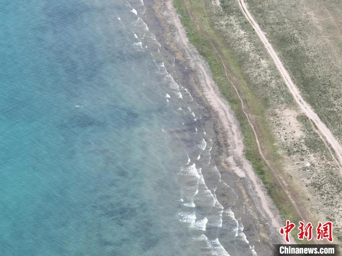 資料圖為航拍青海湖湖畔(無人機照片)?！∑钤鲚?攝