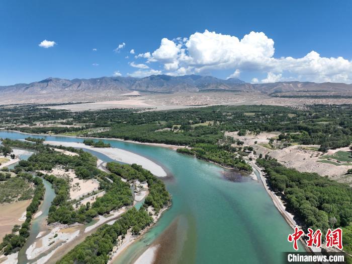 資料圖為航拍黃河貴德段(無人機照片)?！∑钤鲚?攝