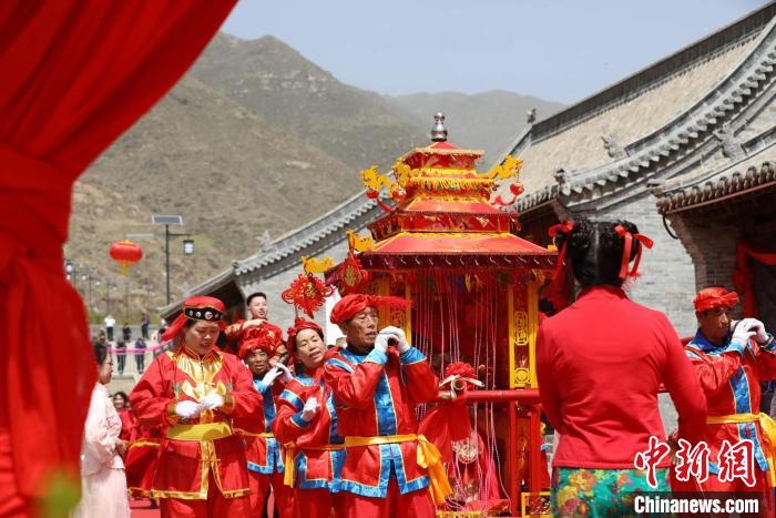 圖為當(dāng)?shù)亍袄婊槊?，牽手原平”婚俗大典的現(xiàn)場(chǎng)。　王斌田 攝