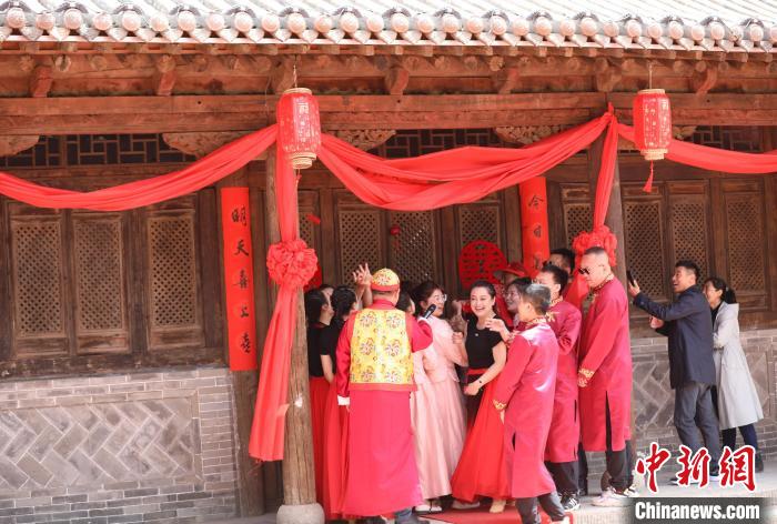 梨花節(jié)起源于唐代的同川花會(huì)，是當(dāng)?shù)孛癖姙槔鏄?shù)多出花芽而進(jìn)行的祈福活動(dòng)?！⊥醣筇?攝