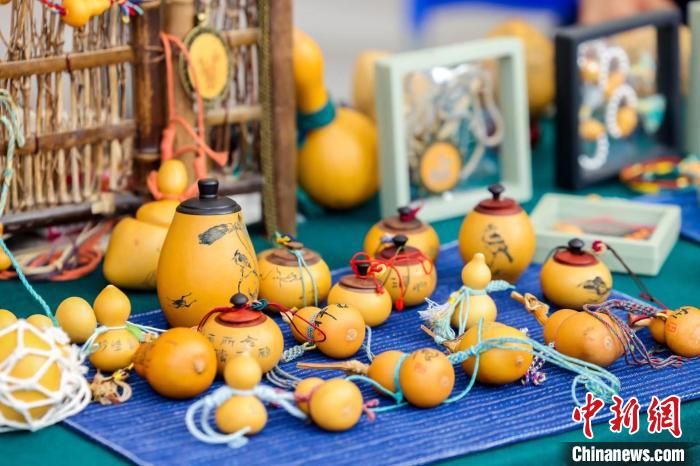 圖為在澳門展覽展銷的蘭州刻葫蘆作品?！「拭C省文化和旅游廳供圖