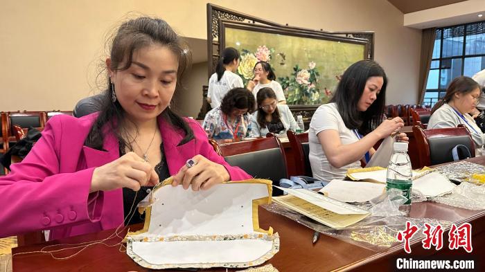 近50名兩岸婚姻家庭人士親身感受針尖上的湖湘之美。　鄭和澤 攝