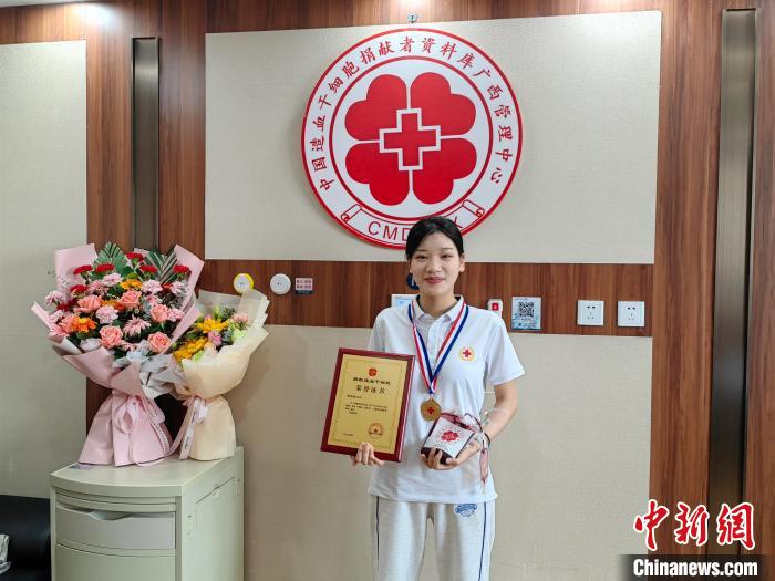 黃自茵獲得捐獻造血干細胞榮譽證書?！√展饩?　攝