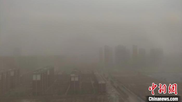 寧夏銀川遭遇沙塵天氣?！〔閴糗?攝