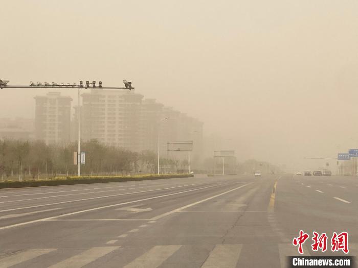 寧夏銀川遭遇沙塵天氣?！畹?攝