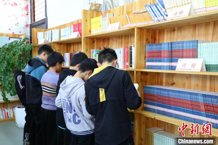 圖為在鹿鳴書院里，學(xué)生們正在翻閱書籍?！×簹J卿 攝