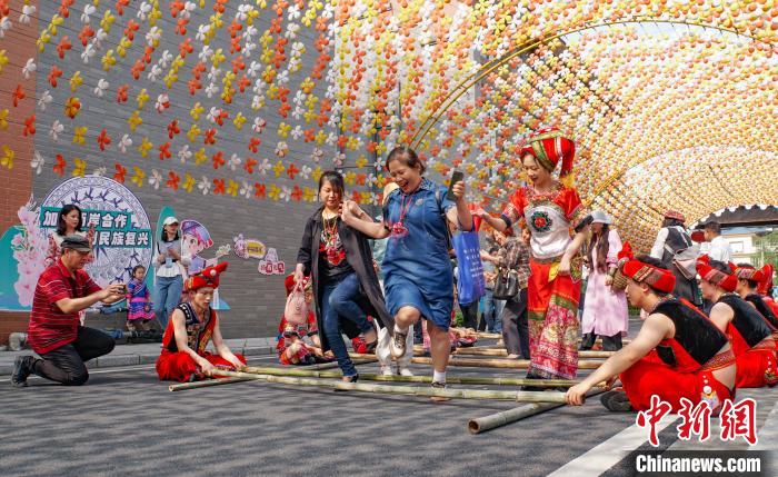 圖為臺胞在桂花公社歡度“三月三”，體驗竹竿舞?！∈Y豐慧 攝