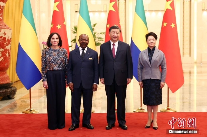 4月19日下午，中國國家主席習近平在北京人民大會堂同來華進行國事訪問的加蓬總統(tǒng)邦戈舉行會談。會談前，習近平和夫人彭麗媛同邦戈和夫人西爾維婭合影。<a target='_blank' href='/'>中新社</a>記者 盛佳鵬 攝