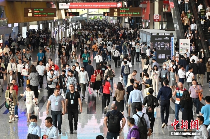 4月19日，第133屆廣交會(huì)一期在廣州廣交會(huì)展館閉幕。圖為4月16日，廣交會(huì)展館人氣旺。<a target='_blank' href='/'>中新社</a>記者 陳楚紅 攝