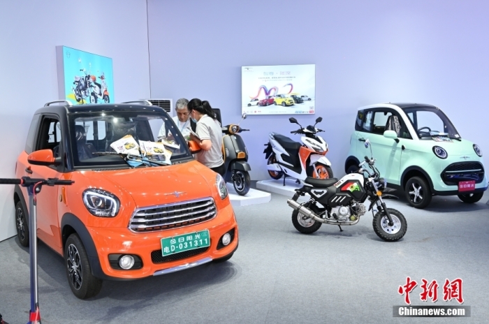 圖為4月15日，廣交會(huì)展館一展位的車輛吸引采購商。<a target='_blank' href='/'>中新社</a>記者 陳楚紅 攝