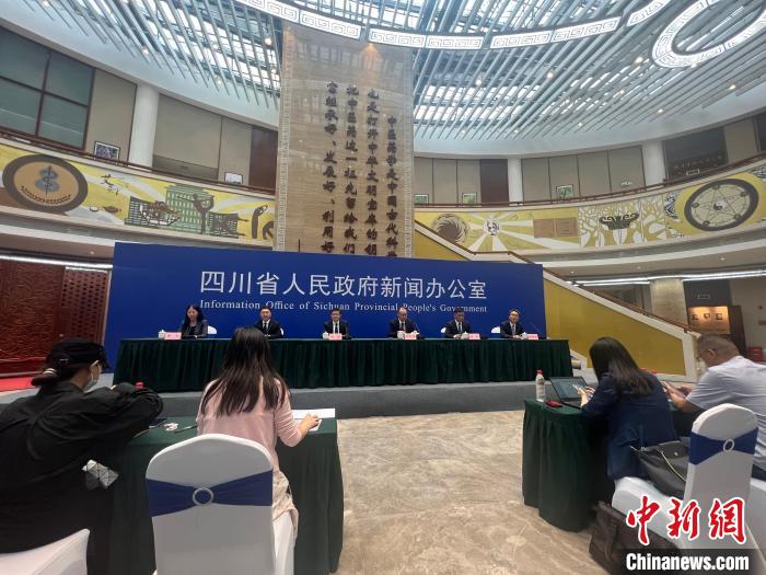 新聞發(fā)布會現(xiàn)場?！≡酪劳?攝