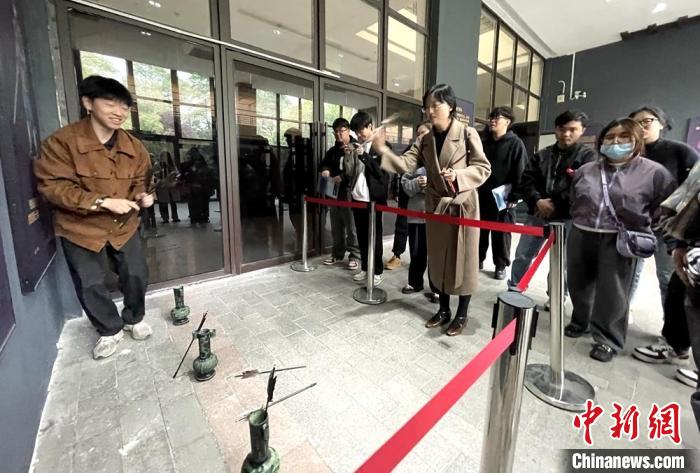 在徐州就讀的臺(tái)灣大學(xué)生聆聽漢文化講堂第一課之后，興致勃勃地玩起投壺游戲。　孔鵬 攝