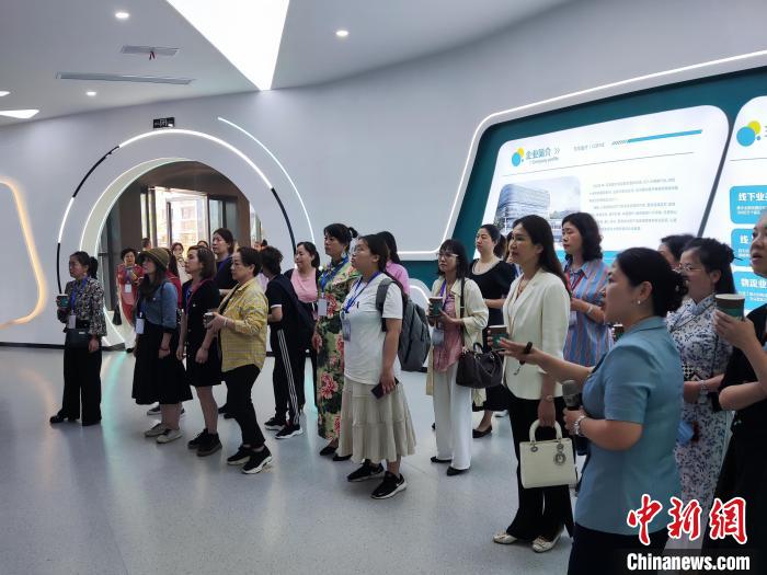 兩岸婚姻家庭人士參訪企業(yè)?！∴嵑蜐?攝