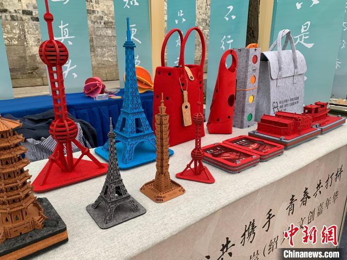 兩岸(紹興)文創(chuàng)集市上的文創(chuàng)產(chǎn)品 張富賢 攝 兩岸(紹興)文創(chuàng)集市上的文創(chuàng)產(chǎn)品 張富賢 攝