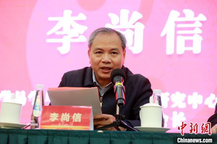 圖為山東大學(xué)易學(xué)與中國(guó)古代哲學(xué)研究中心常務(wù)副主任、中國(guó)周易學(xué)會(huì)會(huì)長(zhǎng)李尚信致辭?！×籂?攝