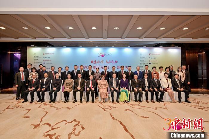 出席中國香港(地區(qū))商會成立三十周年慶典晚宴的嘉賓合影?！≈袊愀?地區(qū))商會供圖