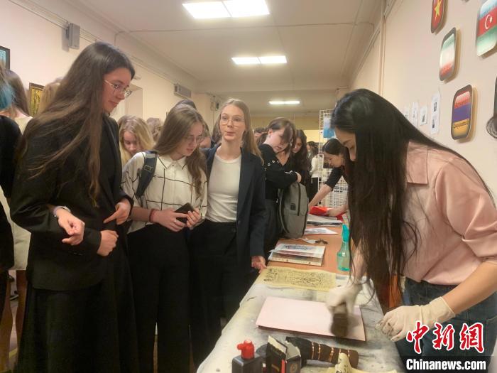 4月21日，莫斯科國立語言大學孔子學院附屬中學舉辦“國際中文日”活動，學生們體驗雕版印刷?！∧箍茋⒄Z言大學孔子學院 供圖