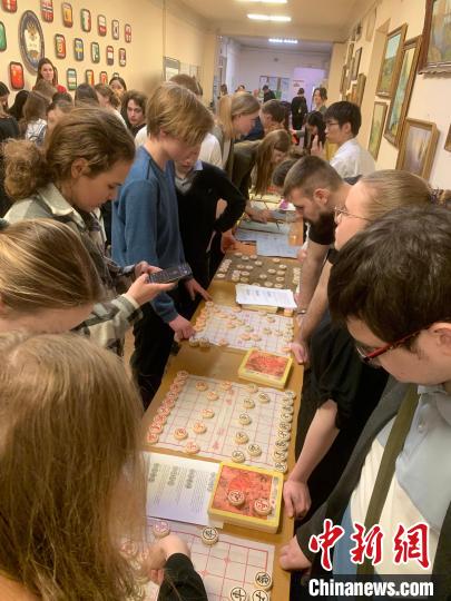 4月21日，莫斯科國立語言大學孔子學院附屬中學舉辦“國際中文日”活動，學生們學習中國象棋?！∧箍茋⒄Z言大學孔子學院 供圖