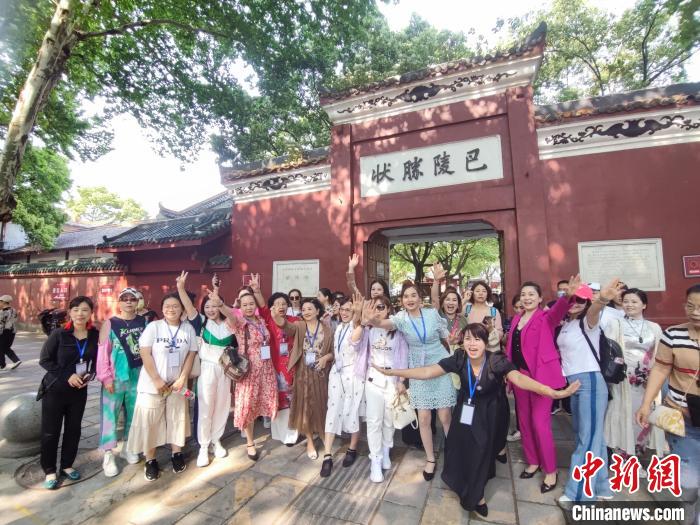 兩岸婚姻家庭人士在岳陽樓?！∴嵑蜐?攝