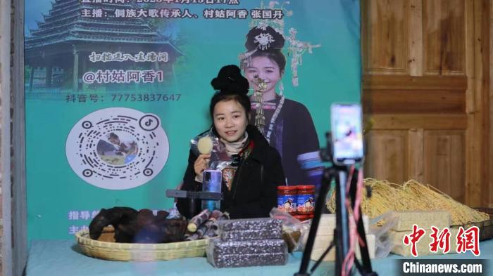 資料圖為張國(guó)丹在直播帶貨?！⌒烊A 攝