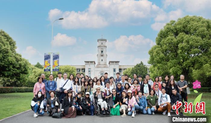 “兩岸一家親”臺生家長寧波探親行活動合影現(xiàn)場。　陳秋豪 攝