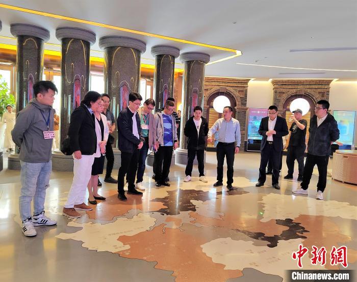 福建金門(mén)馬祖地區(qū)建筑師公會(huì)參觀六妙白茶博物館，了解福鼎茶產(chǎn)業(yè)發(fā)展過(guò)程?！罱ㄆ?攝