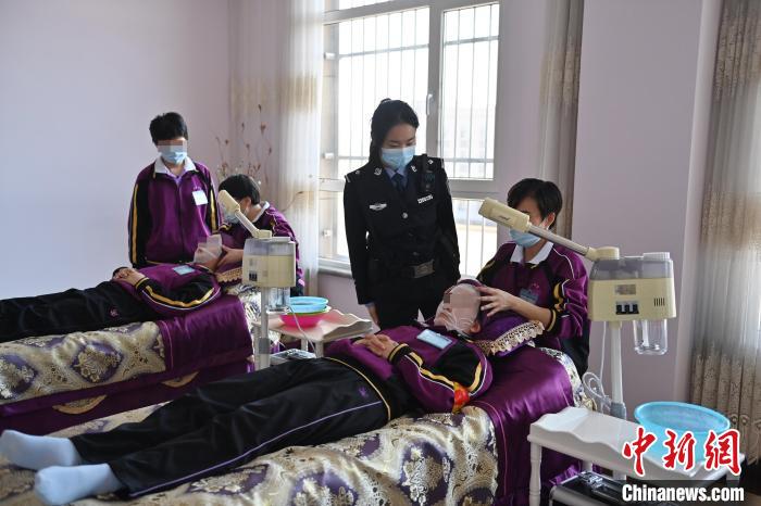 民警在教女性戒毒人員美容?！埇?攝