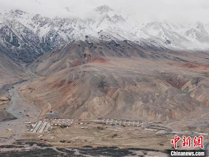 斯木哈納村全貌?！∑埨^鵬 攝