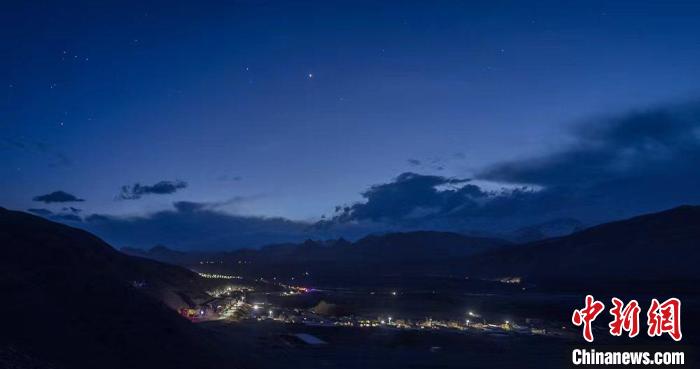 斯木哈納村在暮靄沉沉中亮起萬家燈火，靜謐而又璀璨。　石懷平 攝