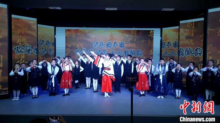 圖為“書(shū)香滿平?jīng)觥澜缱x書(shū)日·人人讀經(jīng)典”千人誦讀場(chǎng)景之市文化館?！≡Ｃ?攝