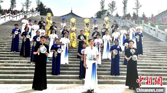 圖為“書(shū)香滿平?jīng)觥澜缱x書(shū)日·人人讀經(jīng)典”千人誦讀場(chǎng)景之寶塔公園?！≡Ｃ?攝