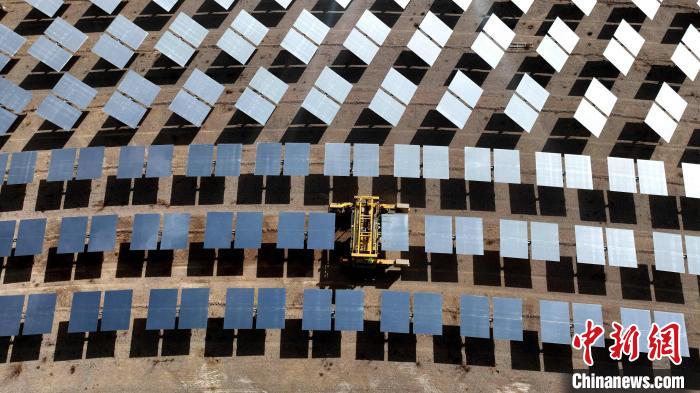 圖為機(jī)器人擦洗青海中控德令哈50MW光熱電站反光鏡?！≮w凜松 攝