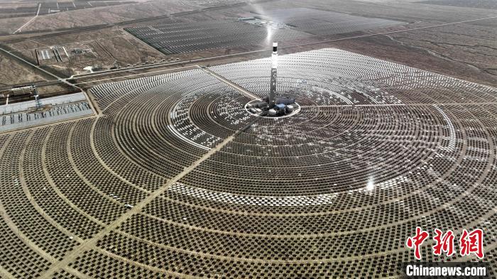 圖為航拍青海中控德令哈50MW光熱電站?！≮w凜松 攝