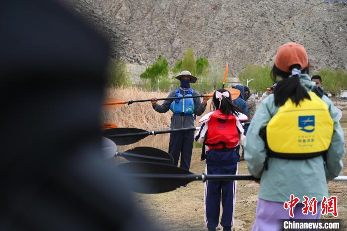 圖為皮劃艇教練向體驗(yàn)者講授皮劃艇操作技術(shù)?！≮w朗 攝